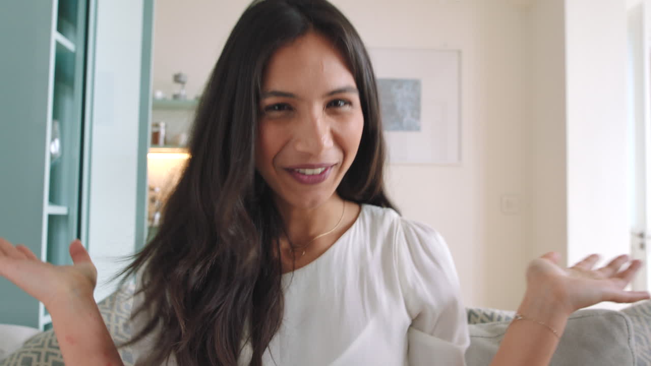 feliz, mujer y videollamada comunicación en línea