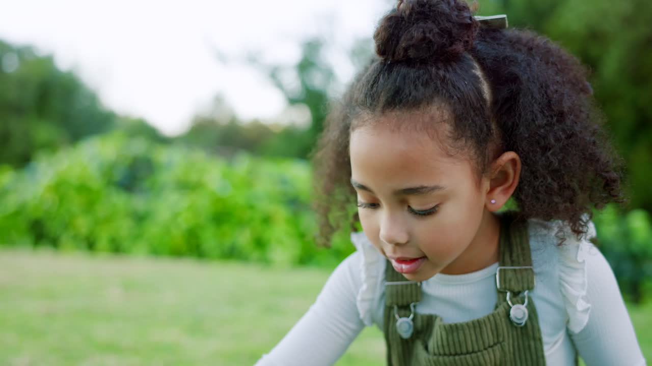 niñas y niños soplando burbujas en el parque