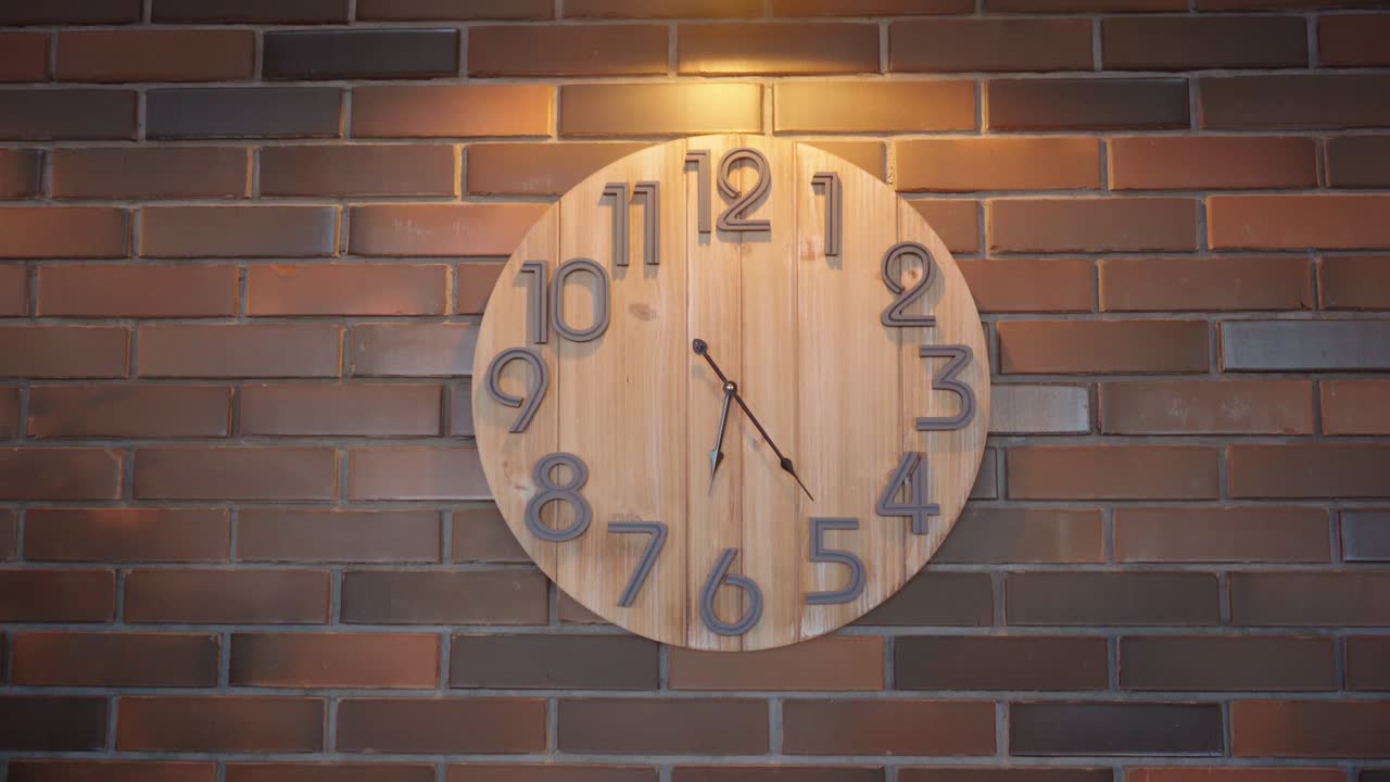 un reloj de madera en una pared de ladrillo en primer plano