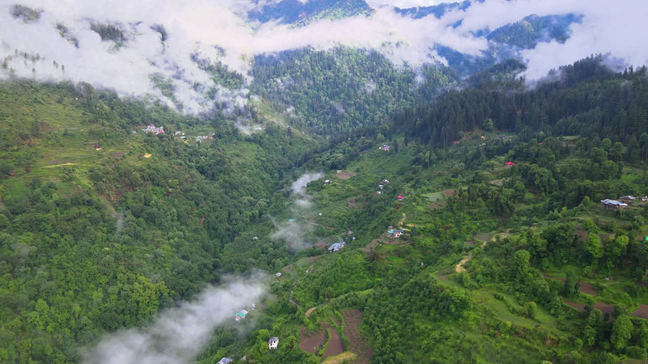 Toma de dron de un nublado Valle de Sainj en Himachal Pradesh cerca de Manali, Kasol-11