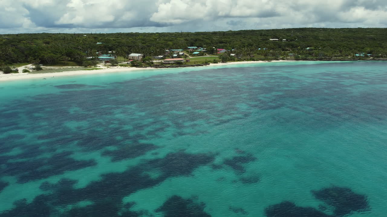 Veduta aerea della spiaggia di Chateaubriand, a We, Lifou - ripresa panoramica con drone