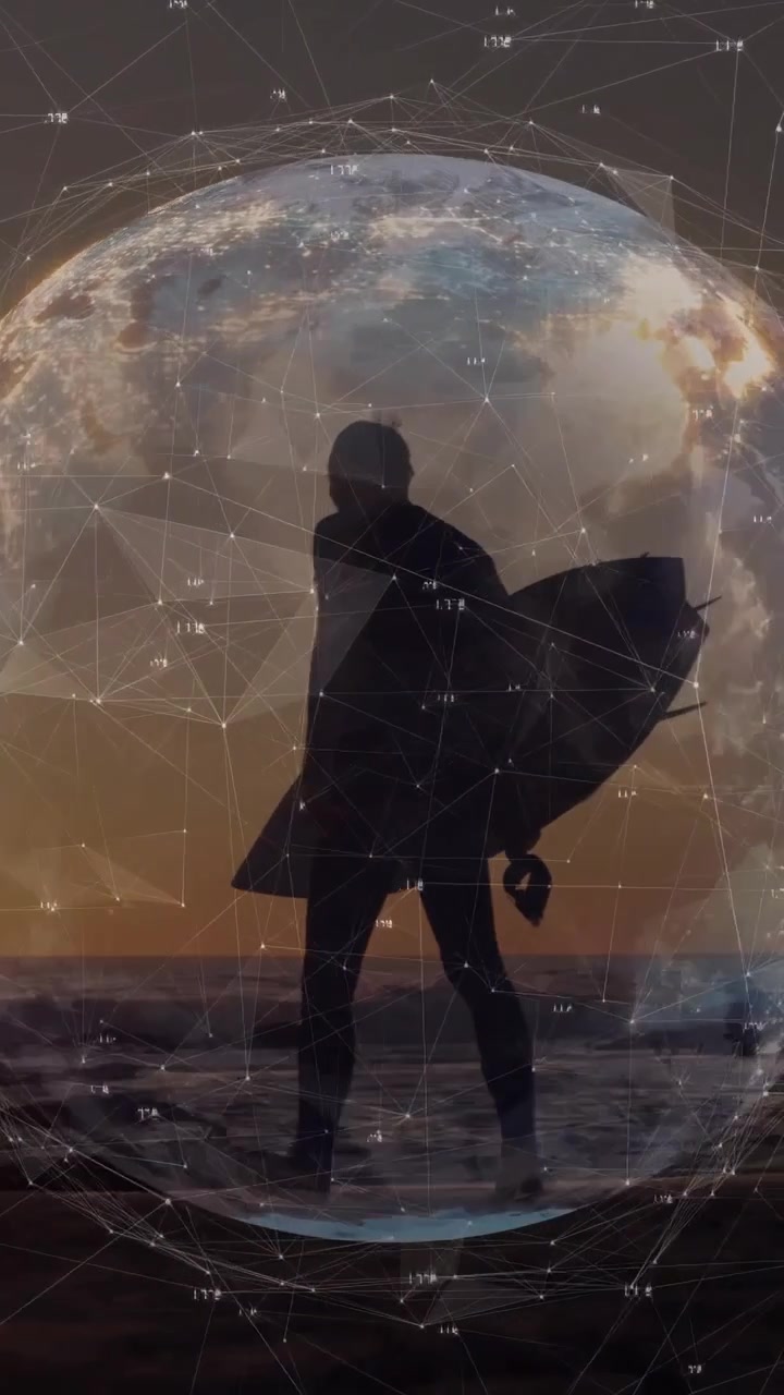 Video verticale: Surfista che entra da sinistra con la tavola sulla riva al tramonto, un globo tecnologico incornicia la camminata verso il surf.
