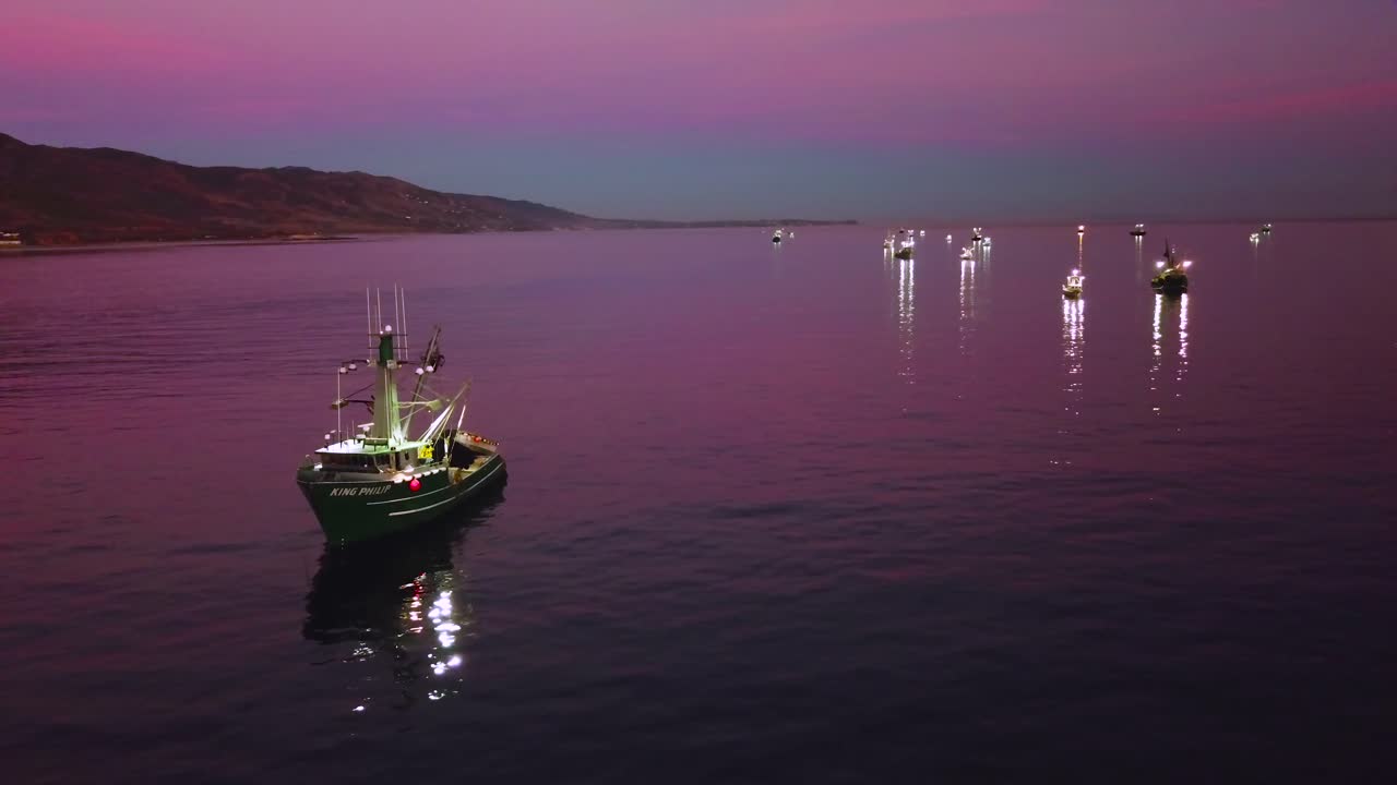 말리부 캘리포니아 3 해안에서 밝은 스포트라이트로 조명된 어선을 가진 오징어 어부들의 공중