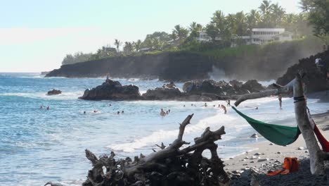gente salpicando y divirtiéndose en la hermosa isla grande en hawaii en el océano pacífico