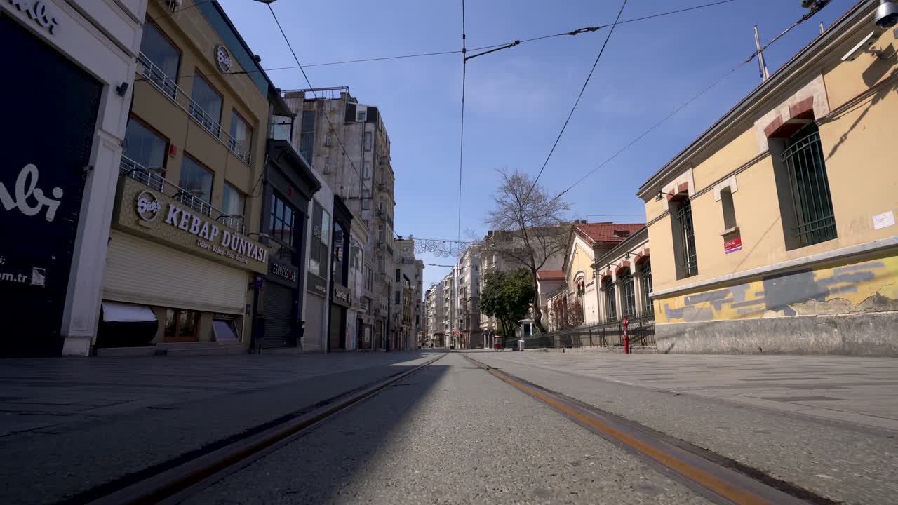 코로나19 팬데 코너푸어에 인파가 없는 이스티클라 애비뉴.