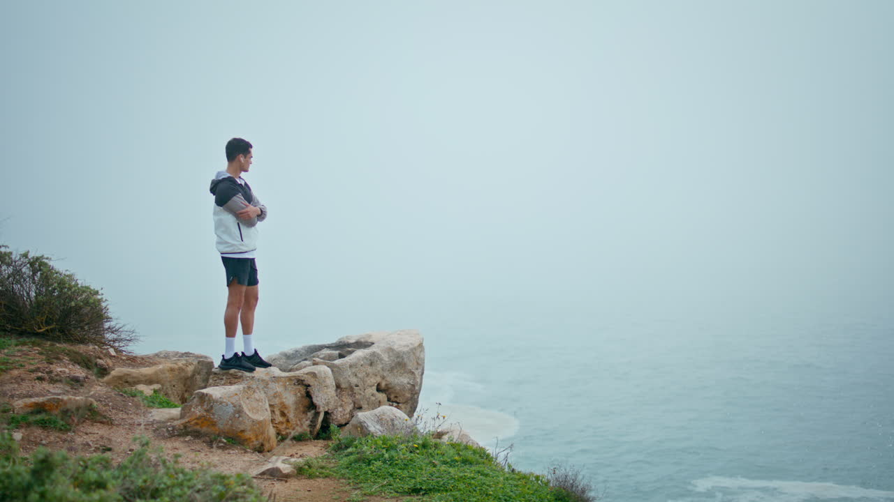 조용한 남자, 안개 속에서 바다를 바라보는 아침, 사려 깊은 운동선수, 운동 후 휴식