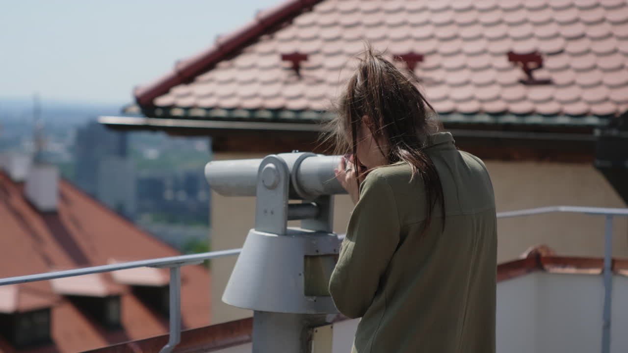 지붕 위 에 있는 망원경 을 통해 보는 여자