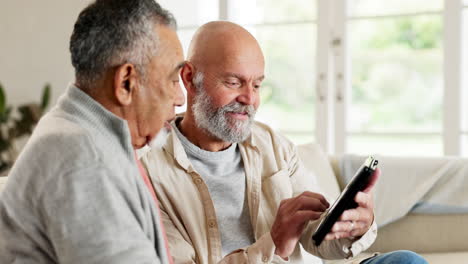 Hablando,-Llamando-Por-Teléfono-O-Con-Hombres-Mayores-En-Las-Redes-Sociales