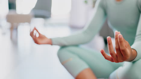 Meditación-De-Yoga,-Mujer-Y-Manos-En-Casa