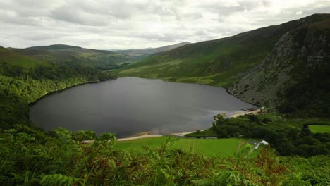 Guinness-Lake,-Lough-Tay-In-Sallygap,-Irland