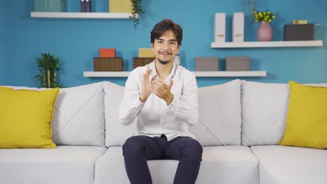 hombre dando saludos y aplausos a la cámara.
