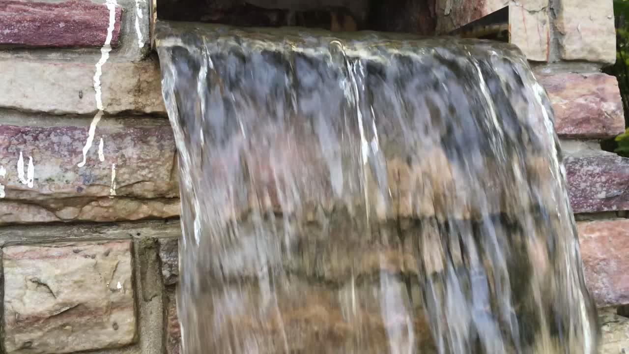 cascada artificial, primer plano sobre el agua