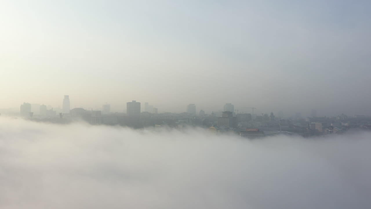 안개로 인 도시 스카이 라인