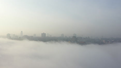 el horizonte de la ciudad cubierto de niebla