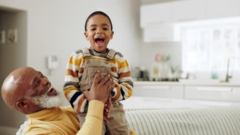 jugando, el abuelo y el niño riendo en el sofá