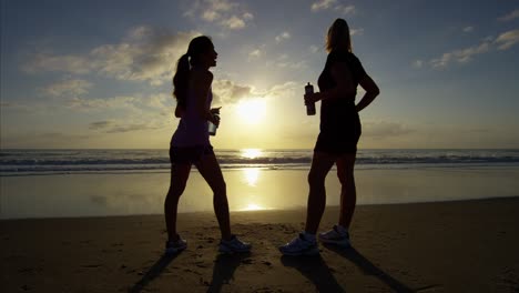 mujeres asiáticas chinas caucásicas entrenamiento de cardio en la playa