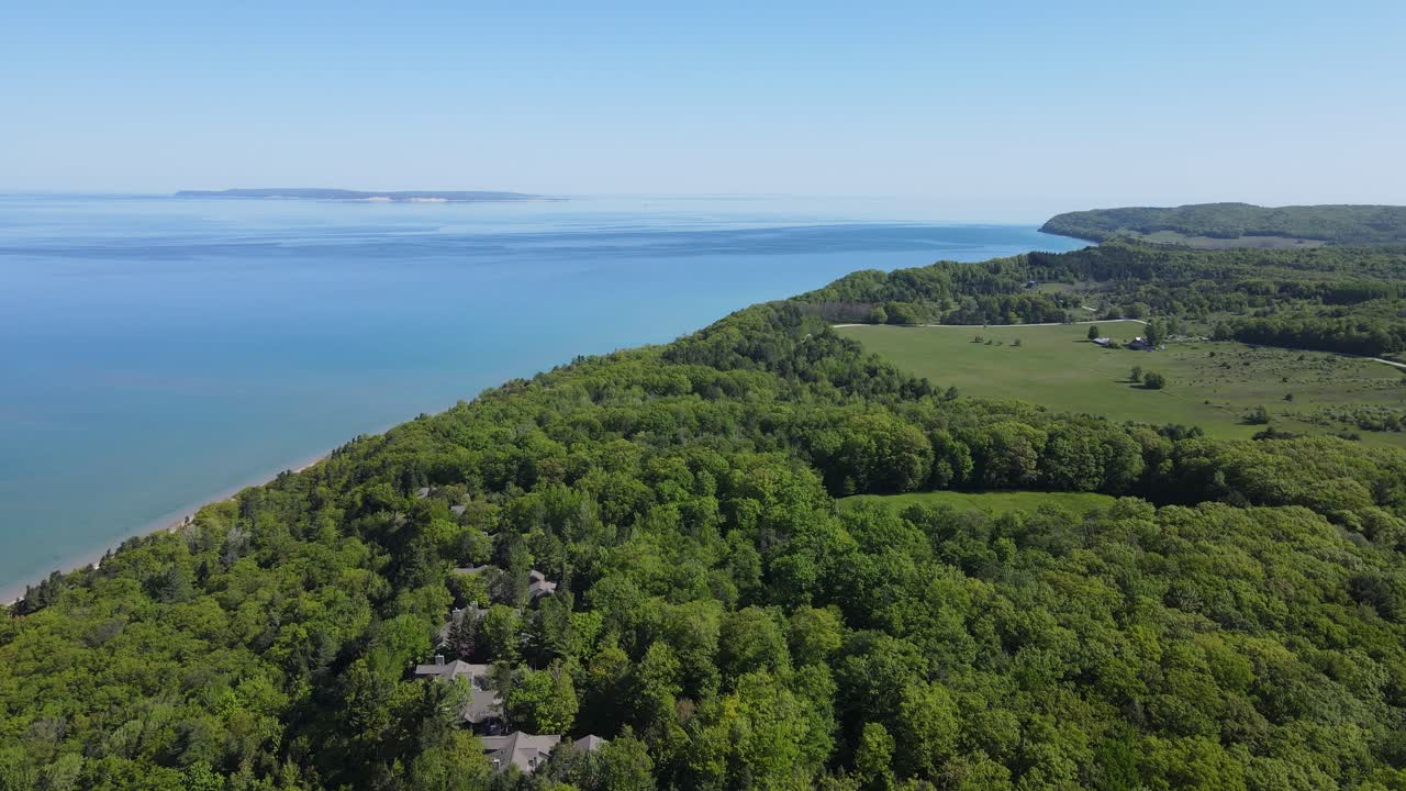 bosque natural en la costa del lago michigan, vista aérea de avión no tripulado