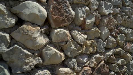 Tobogán-Derecho,-Fachada-Construida-Con-Piedras-Toscas-Sin-Cortar,-Revestimiento-De-Hormigón-Visible-Entre-Las-Rocas