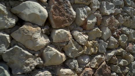 tobogán derecho, fachada construida con piedras ásperas sin cortar, revestimiento de hormigón visible entre las rocas