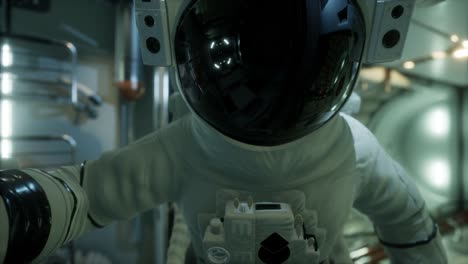 astronauta dentro de la estación espacial orbital