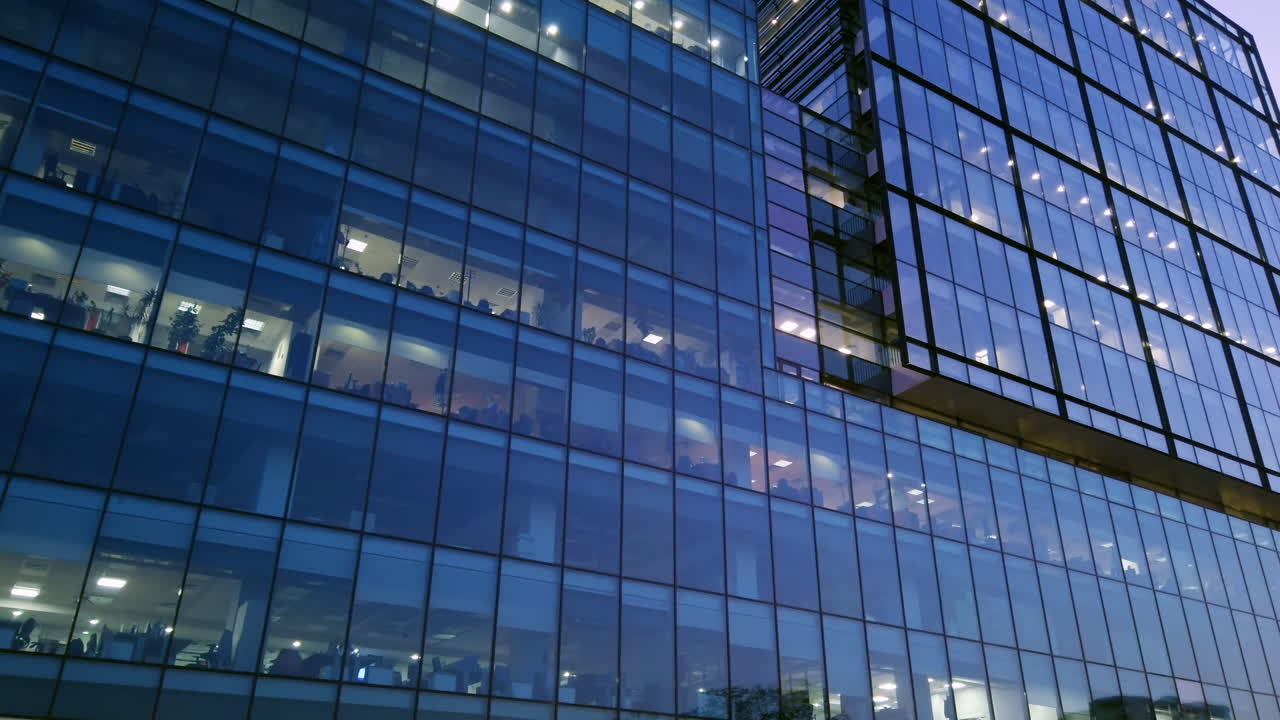 edificio corporativo inmobiliario, edificios de oficinas con reflejos de vidrio