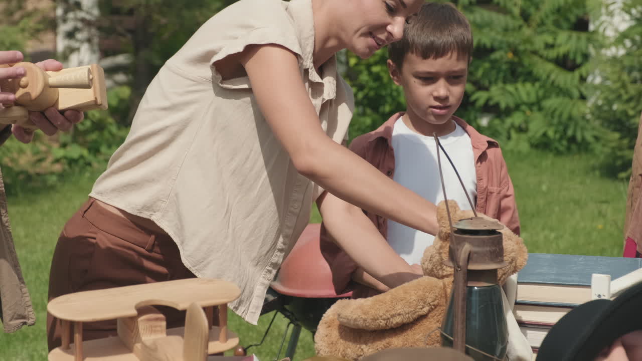 여름에 차고 판매에서 행복한 사람들
