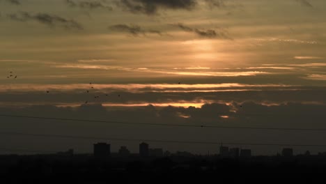 Paisaje-Urbano-Ciudad-Horizonte-Coventry-Reino-Unido-Atardecer-Nubes-Pájaros-Volador