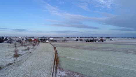 輕微降雪後阿米什鄉村的空中景色