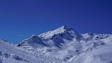 La-Cima-De-La-Montaña-Nevada-De-Los-Alpes-En-Timelapse