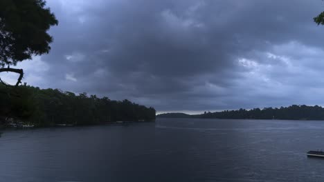 Timelapse-De-Una-Fuerte-Tormenta-Con-Iluminación-Barriendo-Un-Lago