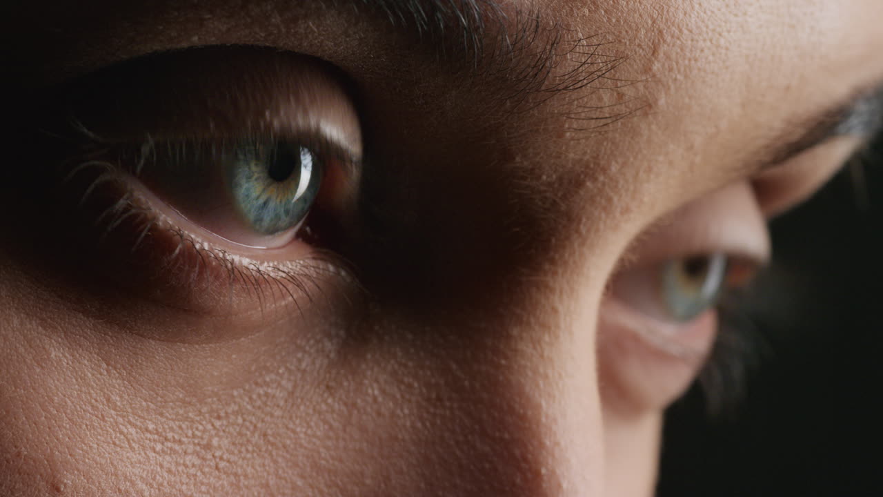 cerca hermosos ojos macro parpadeando la luz que se refleja en el iris concepto de visión saludable