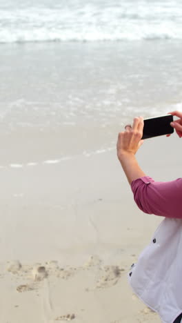 mujer tomando una foto de un hombre