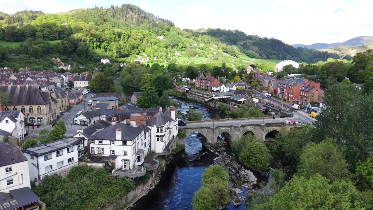 Vista aerea con drone da bassa angolazione del Ponte di Llangollen, Galles del Nord