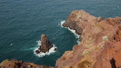 acantilados escarpados en la península volcánica de ponta de sao lourenco, madeira, portugal - estática aérea