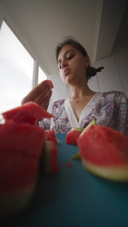 mujer comiendo sandía
