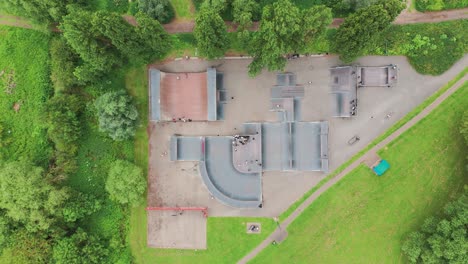 vista superior de la zona de patinaje con niños patinando en el parque priory en huntingdonshire, inglaterra