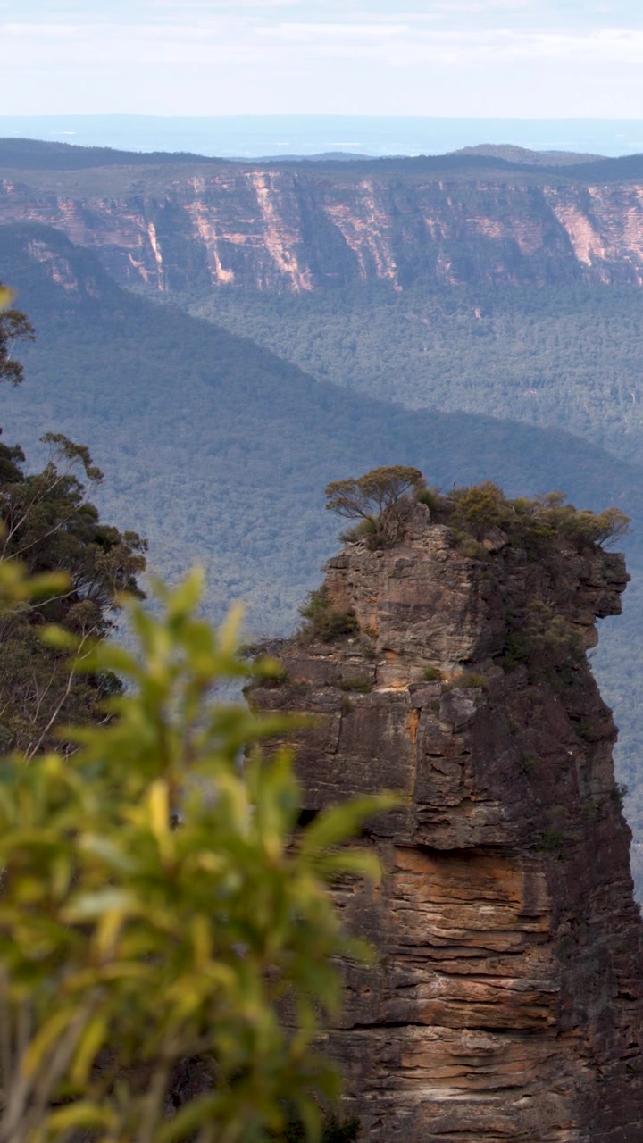 Statisk billede af sandstensbjergtoppene Three Sisters med udsigt over Jamison Valley i New South Wales