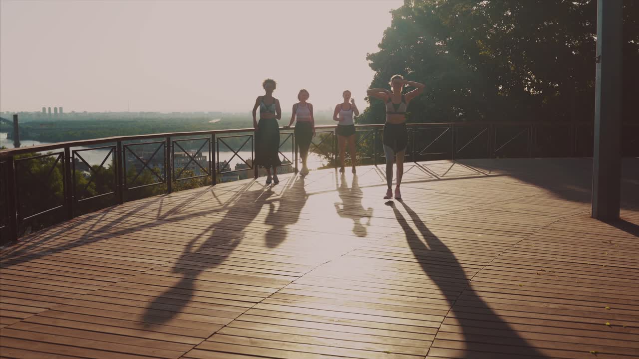 해가 뜨면 야외에서 운동하는 여성들