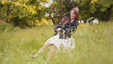 hermanas jugando en un campo