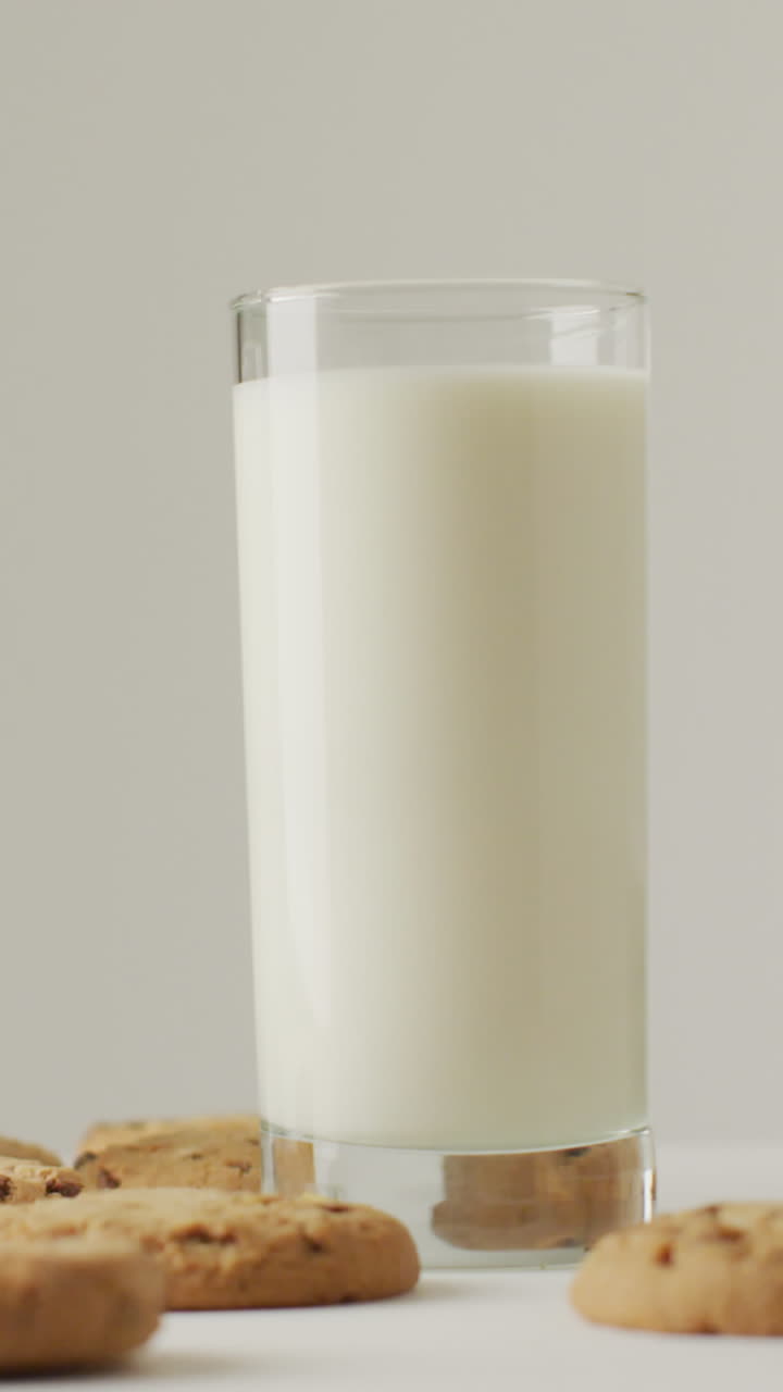 video de galletas con chocolate y leche sobre fondo blanco