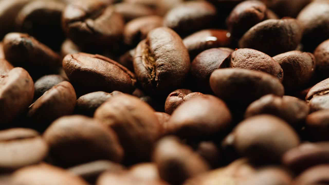 Nærbillede af ristede kaffebønner med stigende damp