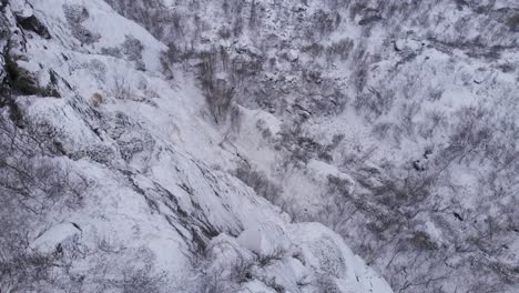 Gefrorener-Schneebedeckter-Berghang-In-Der-Skandinavischen-Bergkette---Luftaufnahme-Aus-Der-Vogelperspektive-Nach-Unten-Geneigt