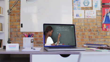 maestra biracial en la pantalla de la computadora portátil durante una llamada de video