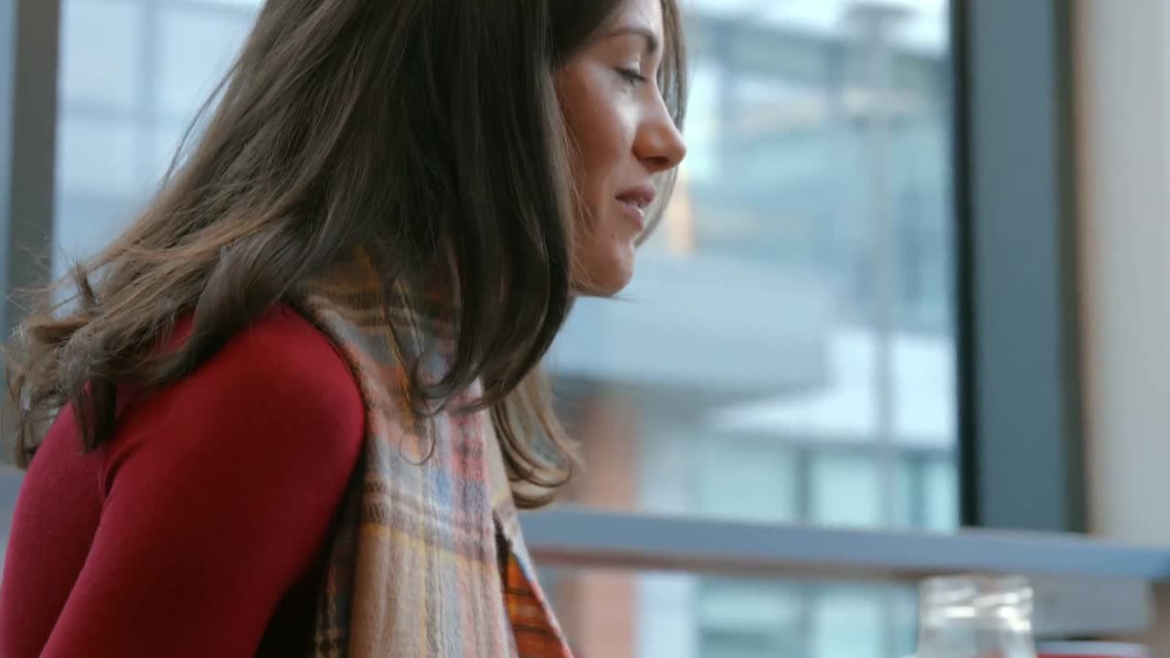 amigos disfrutando de café en una cafetería bonita