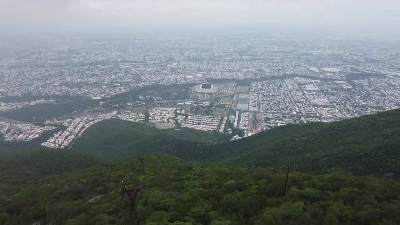 도시 전망이 있는 산의 안개 낀 날