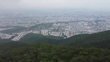 día de niebla en la montaña con vista a la ciudad