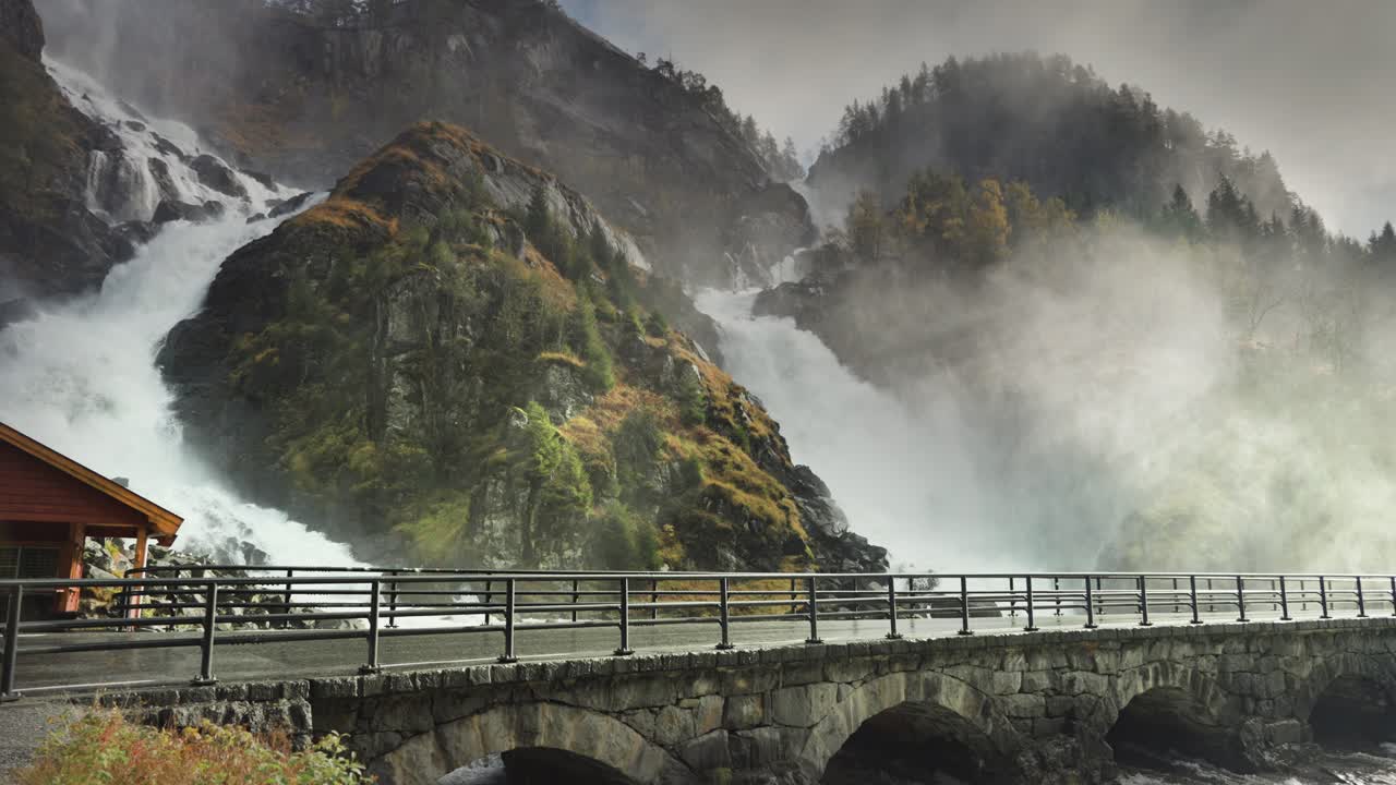 furiosa cascada de latefossen