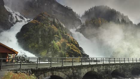 Tosender-Wasserfall-Latefossen