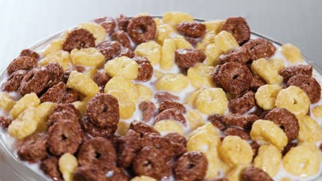 cereal de maíz de chocolate para el desayuno en un tazón con leche.