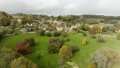 Hermoso-Pueblo-Inglés-Cotswolds-Vista-Aérea-De-Otoño-Bourton-on-the-hill-Reino-Unido